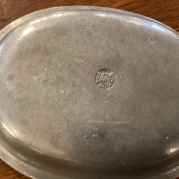 Wilton pewter oval bowl, shell handles - Picture 5 of 7